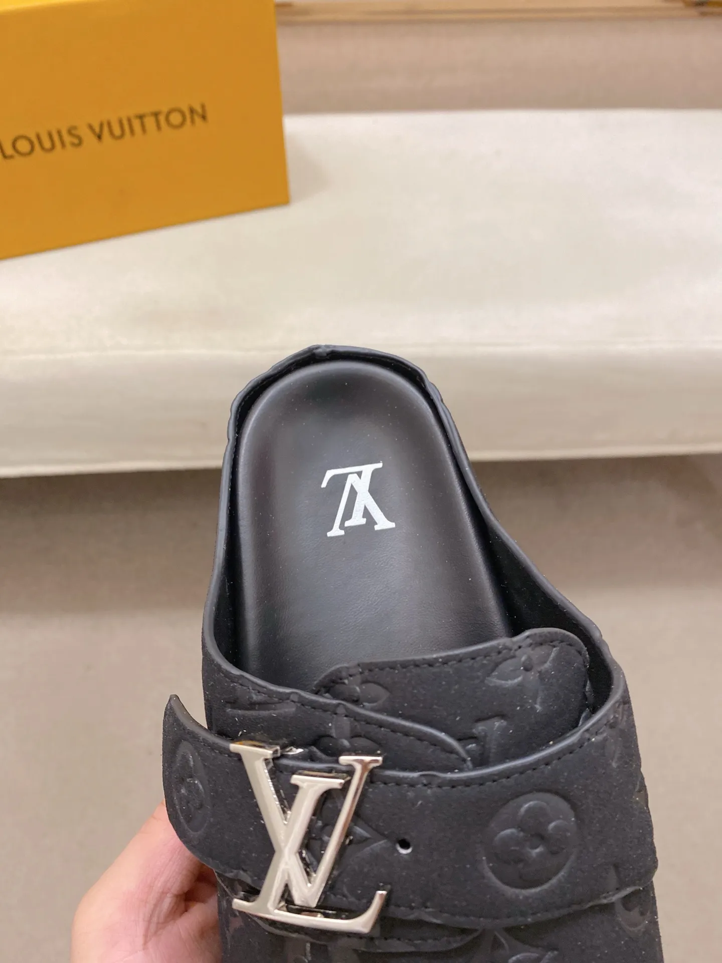 Men's shoes 💰: 360💰LV made 🔍Top purchasing agents, men's spring and summer slippers are available at the same counter. The uppers are made of Italian imported denim with logo graphics and high-quality craftsmanship. The soles are original soles specially provided by the original factory. The exclusive movable molded soles are super comfortable. Original factory follow-up products. 🔍🔍High quality. You can enter and exit the counter at will. Welcome to compare. The code number is 38-44.